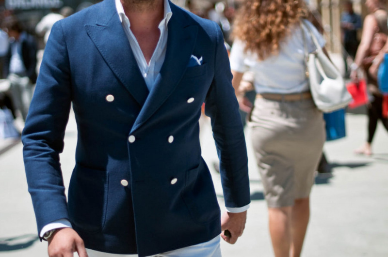 Un blazer bleu marine unique peut fonctionner pour vous donner une deuxième veste sans ressembler à votre veste de costume