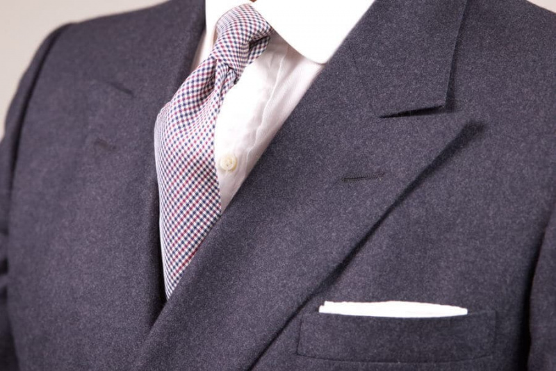 Тамно фланелско одело са свиленом краватом _ ТВ преклопни џепни квадрат
