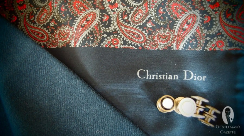 Dubbelzijdige paisley-sjaal van Dior met manchetknopen met drukknopen