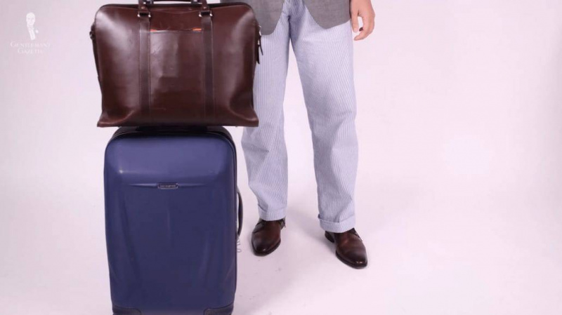 Un sac messager est une option plus pratique et classique pour voyager.