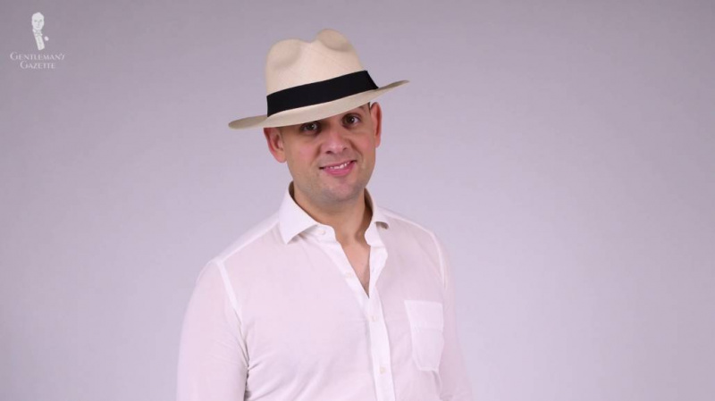 Raphael portant un chapeau Panama, qui est un accessoire parfait pour les journées plus chaudes.