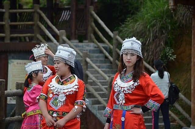Místní obyvatelé v Číně nosí etnický kostým