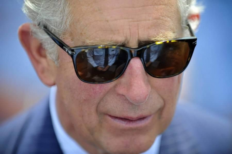 Prince Charles en lunettes de soleil Armani