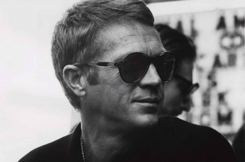 Steve McQueen portant des Persols.
