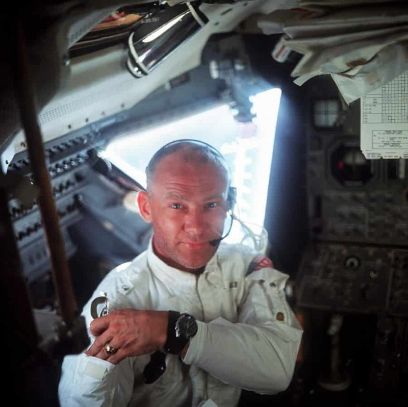 Buzz Aldrin arrumando seus óculos de sol no espaço