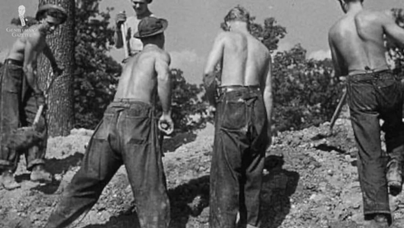 Мушкарци који носе панталоне са цинцх каишевима на леђима