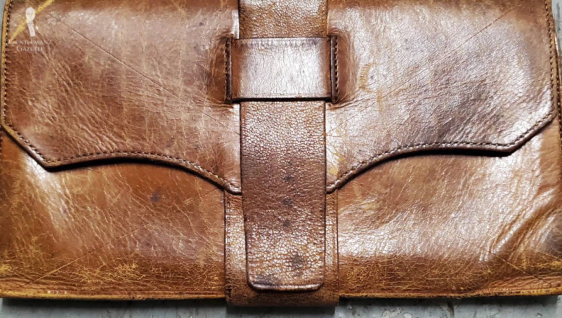 Un portefeuille en cuir marron des années 1930.