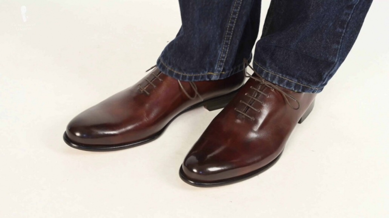 Некада прикладне само за сеоско ношење, смеђе ципеле сада се могу обути горе или доле.
