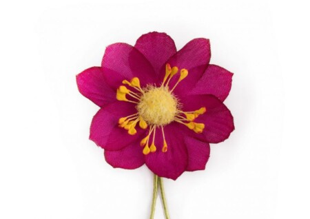 Flor de lótus roxo magenta escuro flor de lapela de seda na lapela - Fort Belvedere