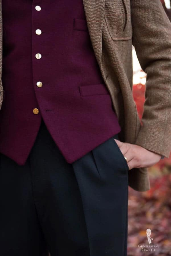 Pantalones azul marino, chaleco burdeos y chaqueta de tweed: casual de negocios en otoño