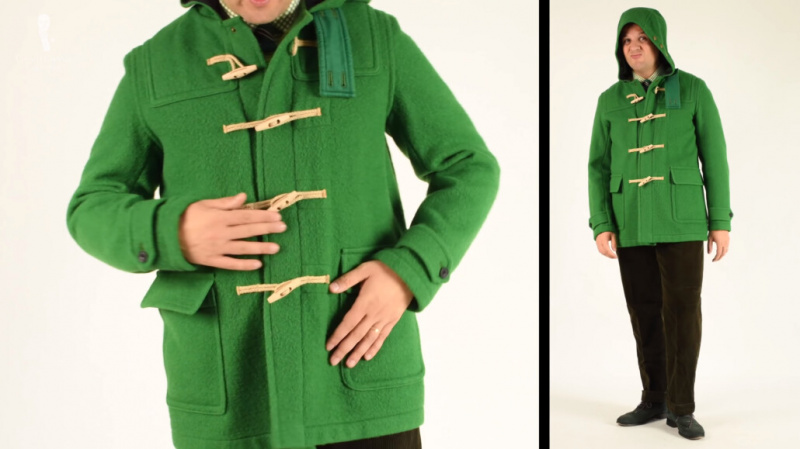 Raphael portant une tenue dans les tons de vert.
