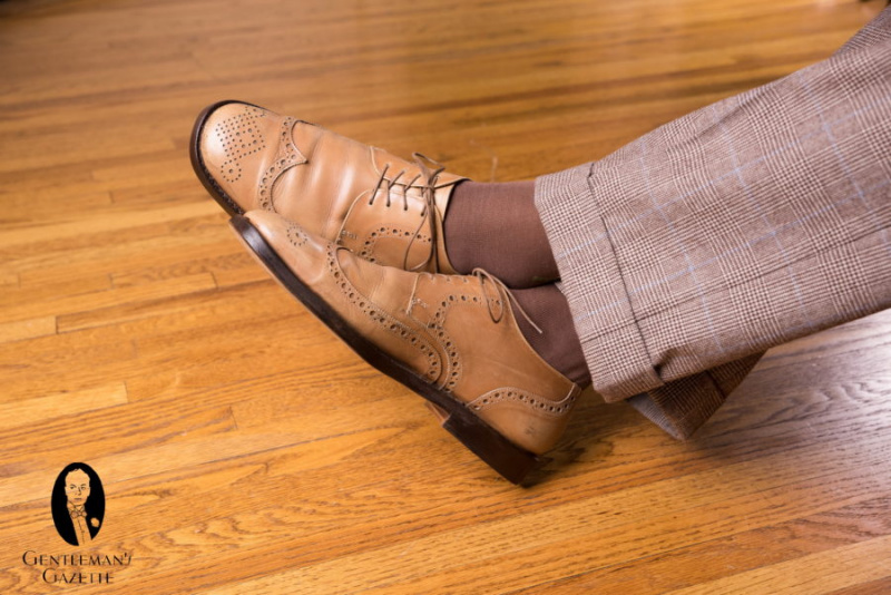 zapatos derby color canela con calcetines marrón medio con relojes verdes y crema de fort belvedere con pantalones de cuadros escoceses