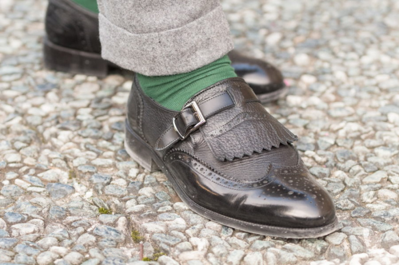 Více kožených třásní - všimněte si kombinace ponožek