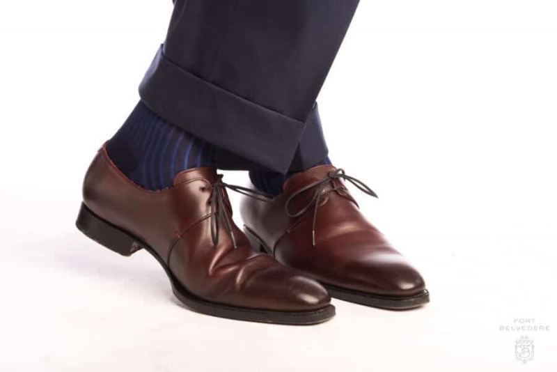 Ребрасте чарапе с пругама у сенци Тамноплаве и краљевско плаве са бордо ципелама за дерби