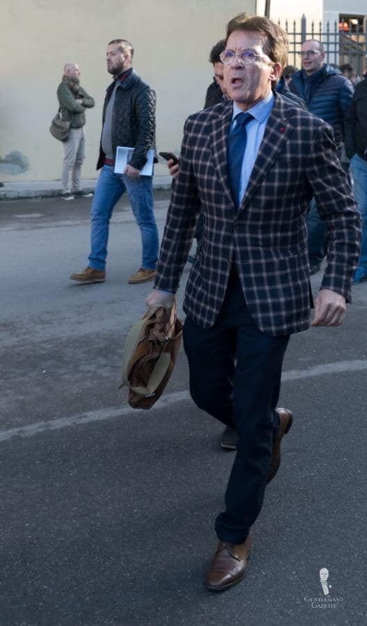 Neformální business s kravatou, hnědými botami a koženou plátěnou taškou