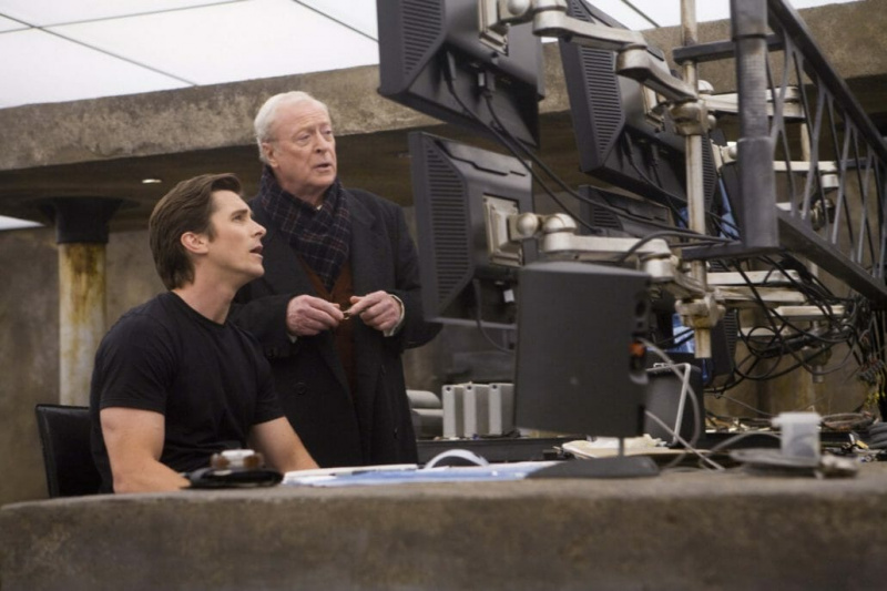 Christian Bale dans le rôle de Bruce Wayne portant une chemise Sunspel.