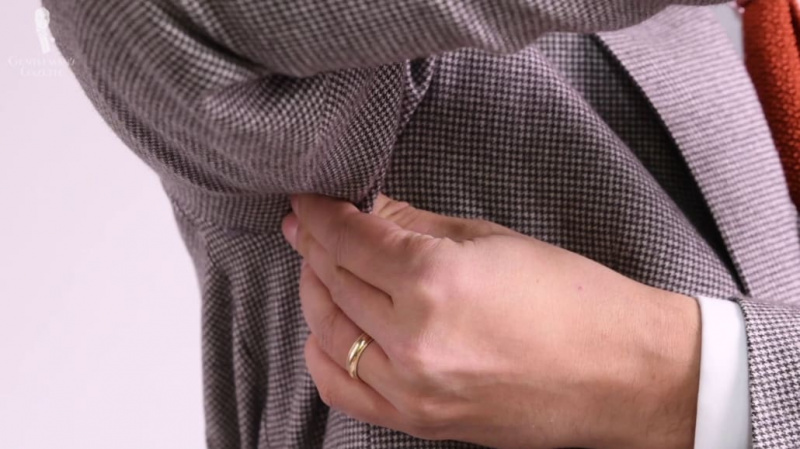 Raphael mostrando o tecido extra na área das axilas de sua jaqueta