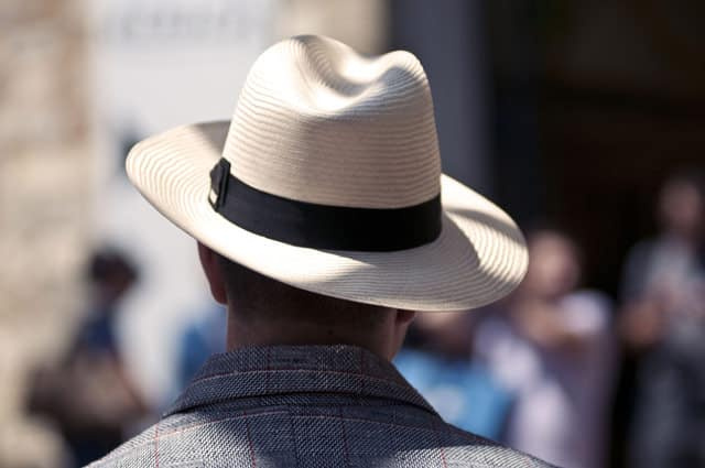 Панамски шешир са ракишним ободом
