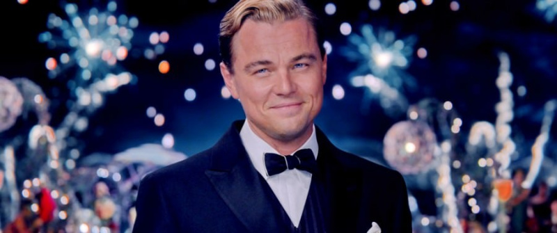Leonardo Di Caprio em smoking Gatsby com gola aberta e gravata borboleta com ponta