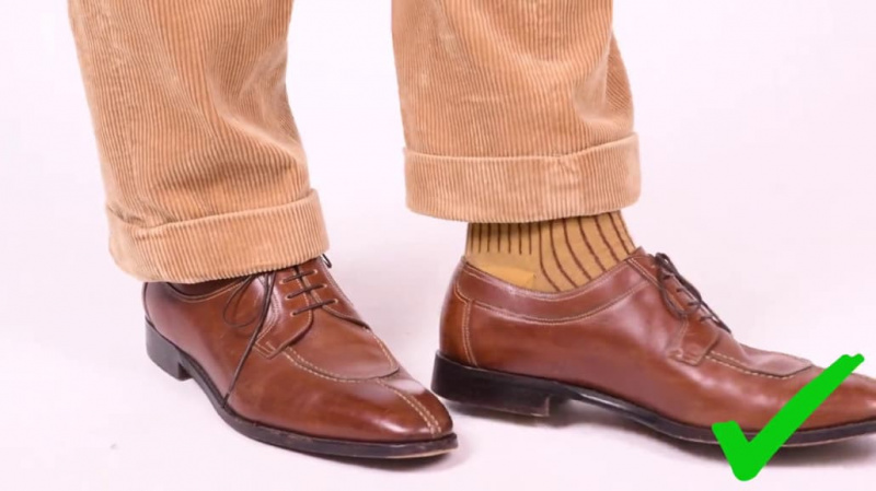 A bainha da calça deve apenas tocar o sapato ou mostrar uma quebra mínima.