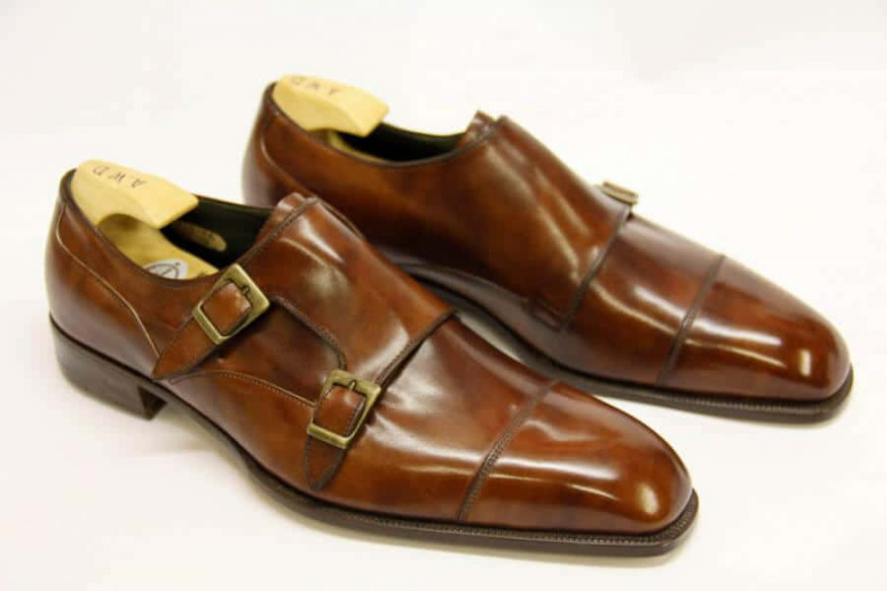 Sapatos de monge duplo vintage e lindos em marrom