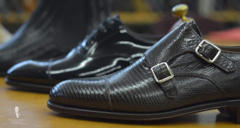 Chaussure à double boucle en peau de lézard noire avec boucles argentées