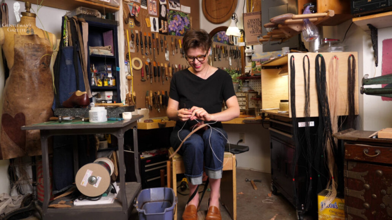Amara fabrique elle-même chaque partie de ses chaussures dans son atelier de St. Paul.