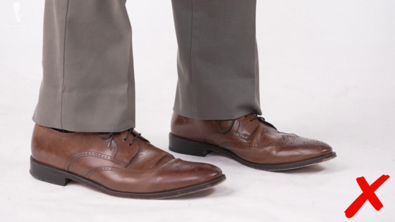 Les hommes aux pieds plus larges ont tendance à porter des chaussures trop grandes pour eux.