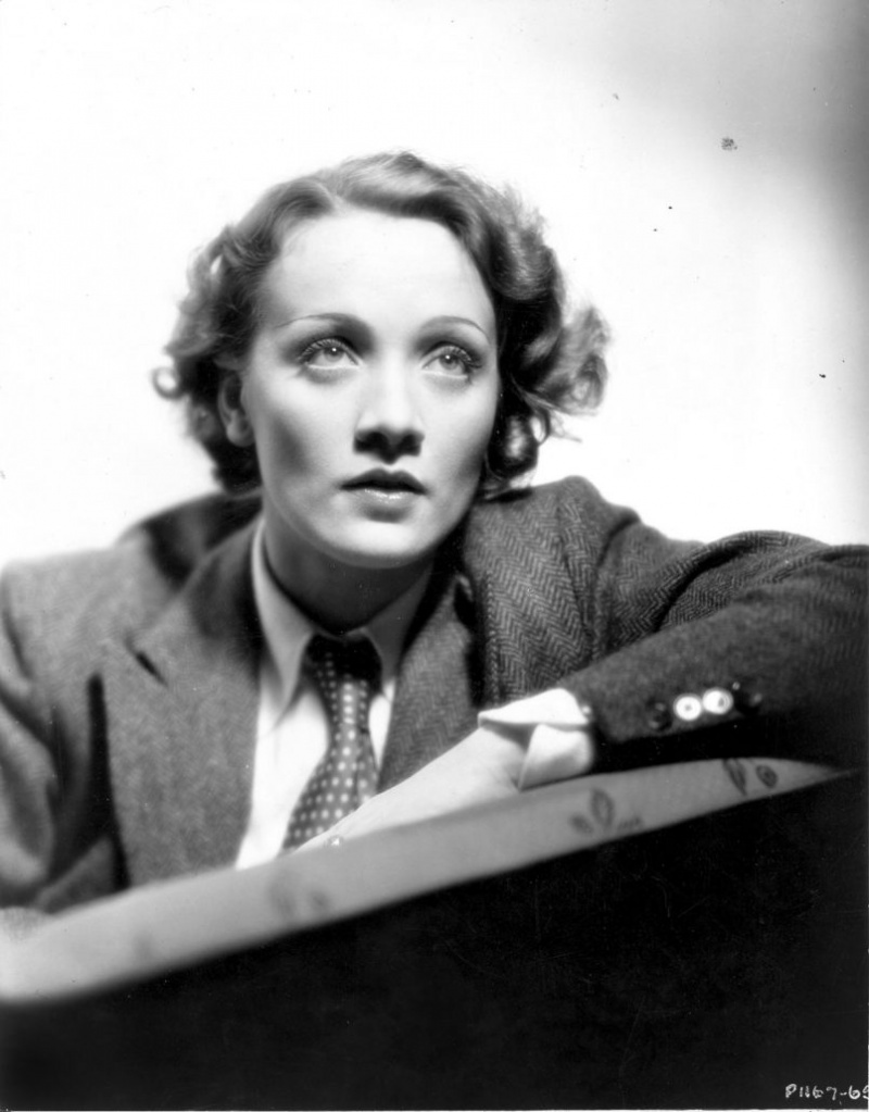 Marlene Dietrich en costume de salon de lecture