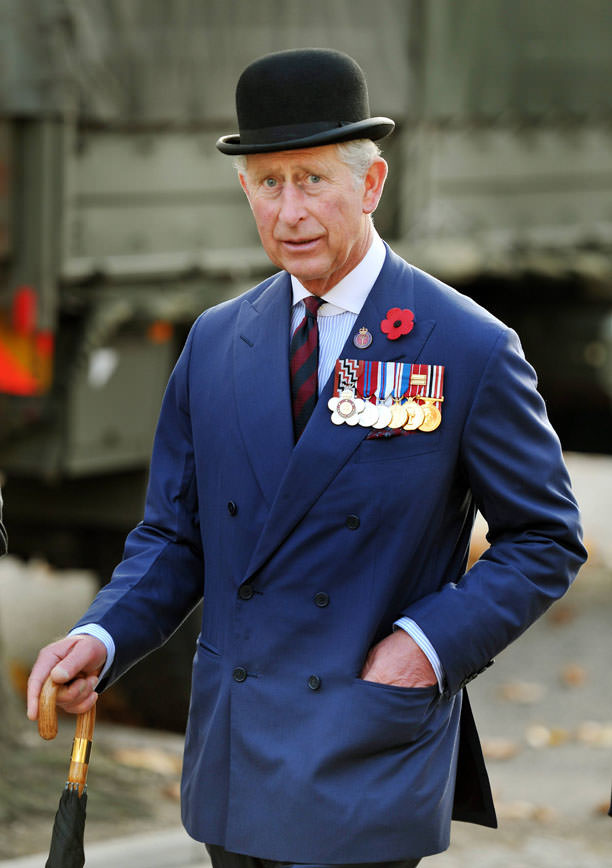 Príncipe Charles é digno em seu chapéu-coco - Remembrance Sunday service Londres 2011