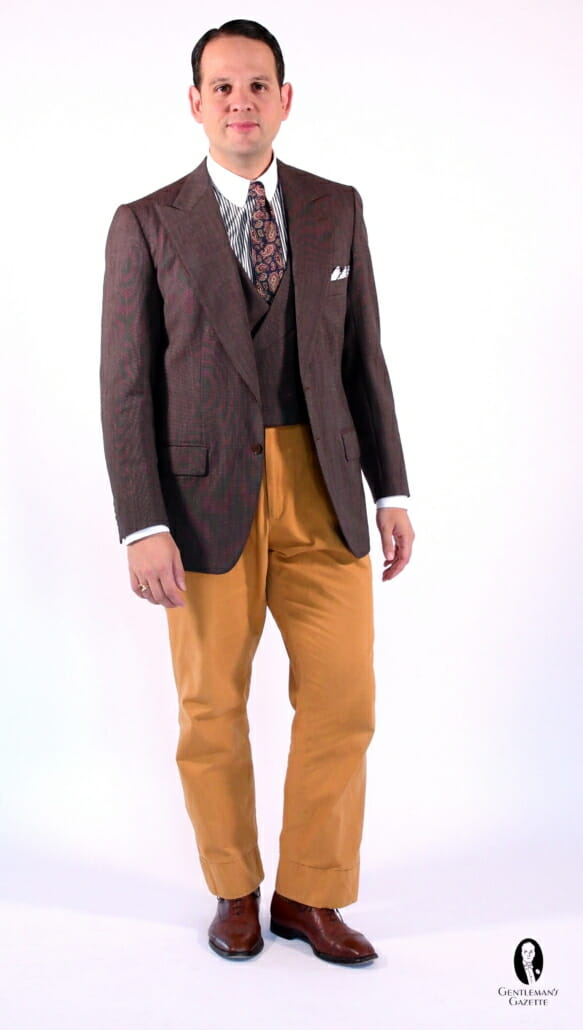 Spezzato kostymjacka och matchande väst med kontrasterande gula byxor och bruna Oxfords