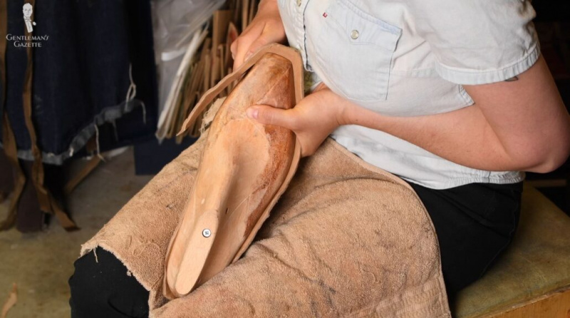 Amara sculpte les semelles pour que la chaussure soit plus confortable