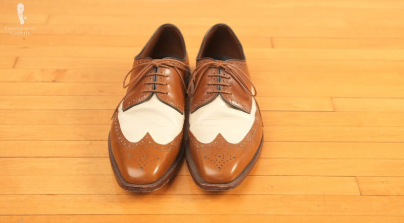 Une paire de chaussures de spectateur avec une construction en cuir