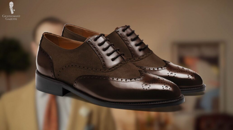 Une paire de chaussures de spectateur où la matière en daim permet un effet contrasté de texture
