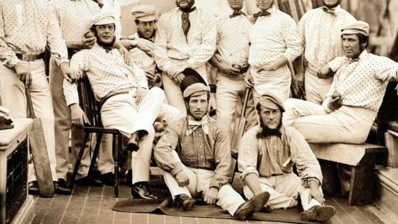 Une photo des années 1850 de joueurs de cricket britanniques en bottes noires.