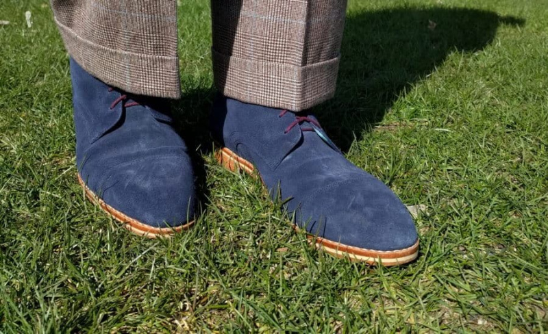 Modré semišové boty na zakázku s hnědou koženou podrážkou a kontrastními tkaničkami