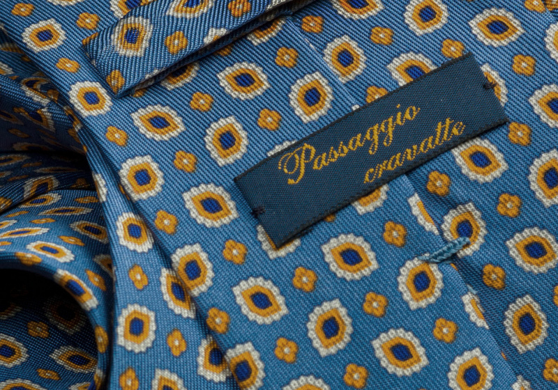 Um close-up do trabalho manual em uma gravata de Passaggio Cravatte.