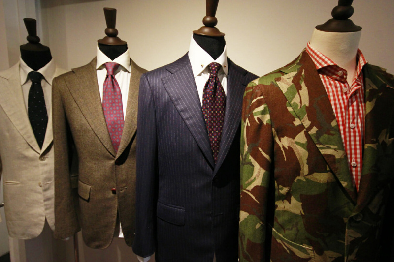 Uma seleção de jaquetas de Kevin Seah, com tecidos conservadores e ousados.