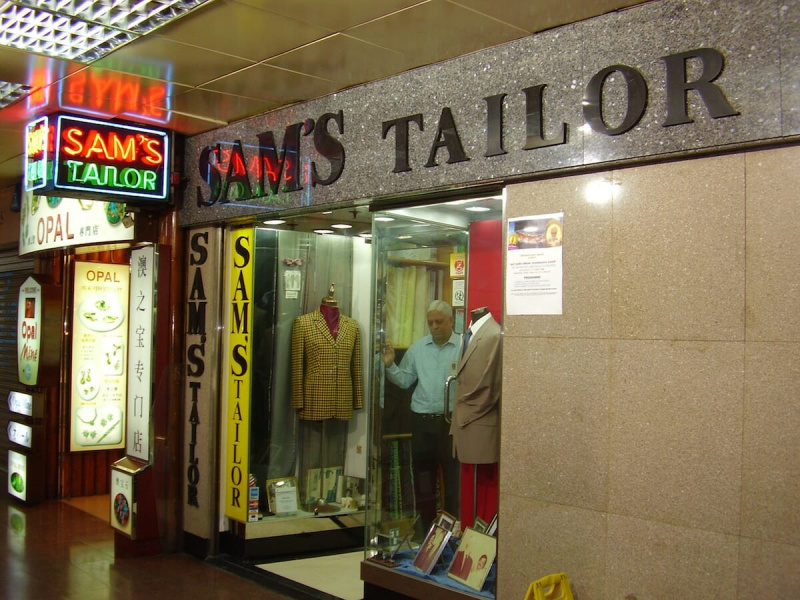 O atual co-proprietário Sham Melwani (filho do fundador, Sam) abre as portas do famoso alfaiate de Hong Kong.