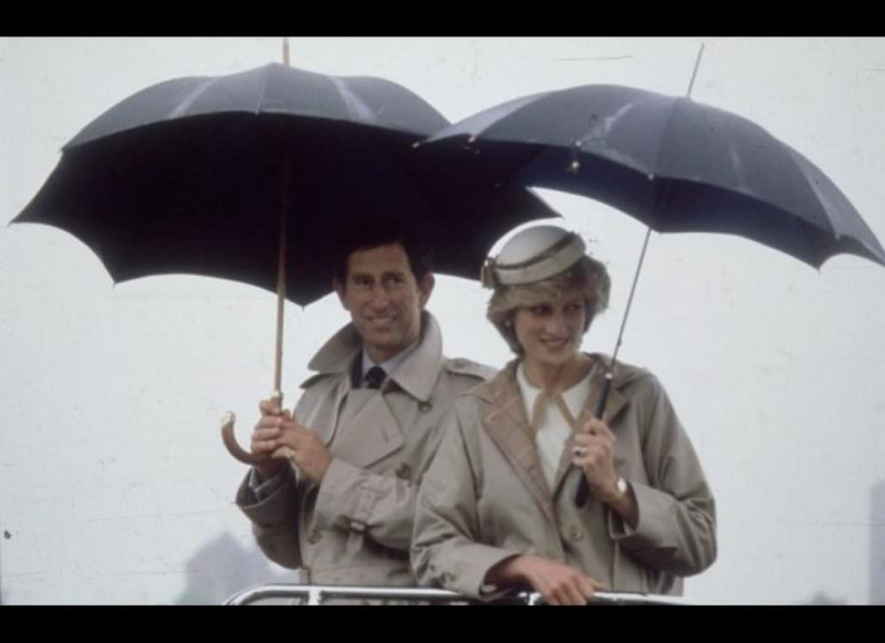 Charles och Diana bär Burberry-regnrockar