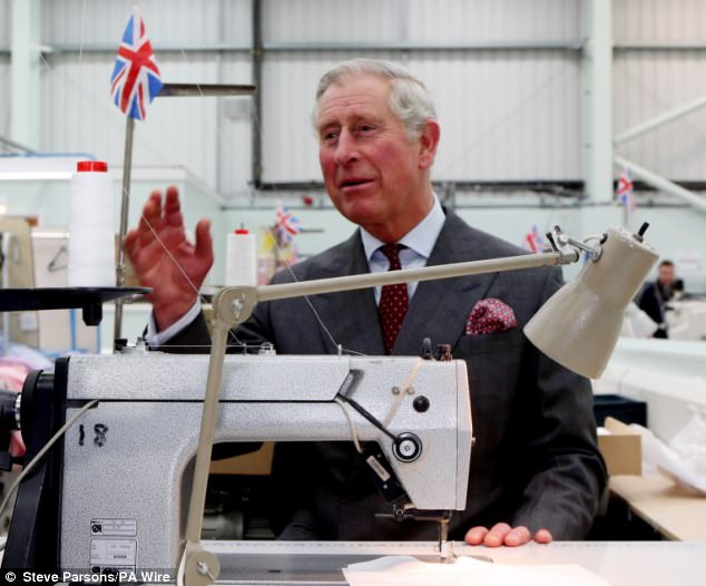Prinsen av Wales provar också sin skicklighet på Turnbull & Asser-fabriken
