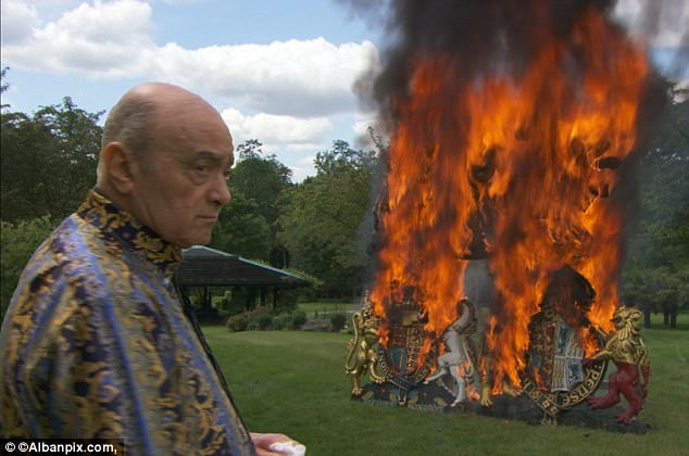 Mohamed al-Fayed brûle le RW dans sa propriété