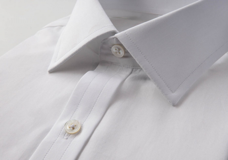 Poloroztažený límec na bílé společenské košili