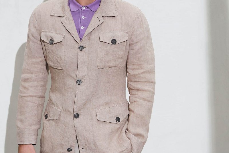 Uma jaqueta de campo e jaqueta de safári Cucinelli. Observe que os bolsos inferiores são de aba, mas não bolsos de patch, enquanto os bolsos superiores são bolsos de patch com aba híbrida.