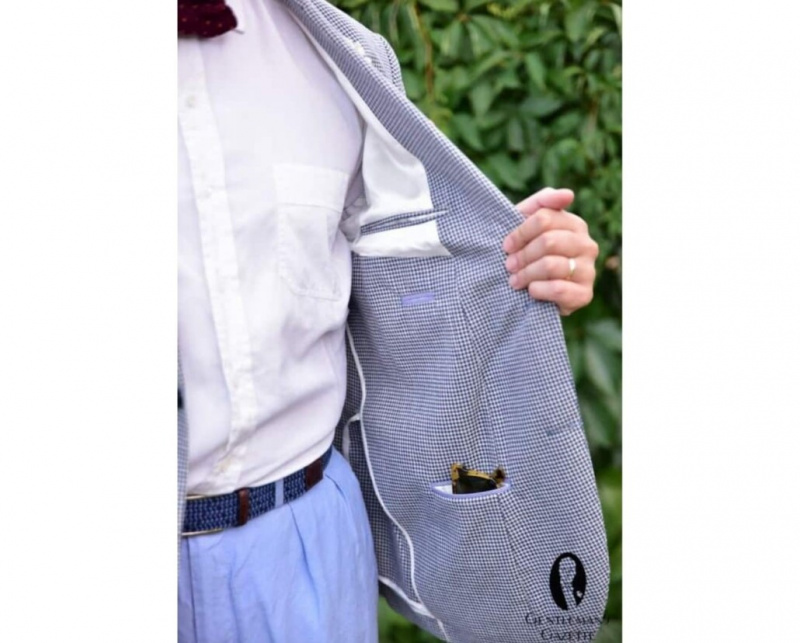 Puolivuorattu takki, jossa kynätasku, lompakkotasku ja bonustasku aurinkolaseille tai puhelimelle