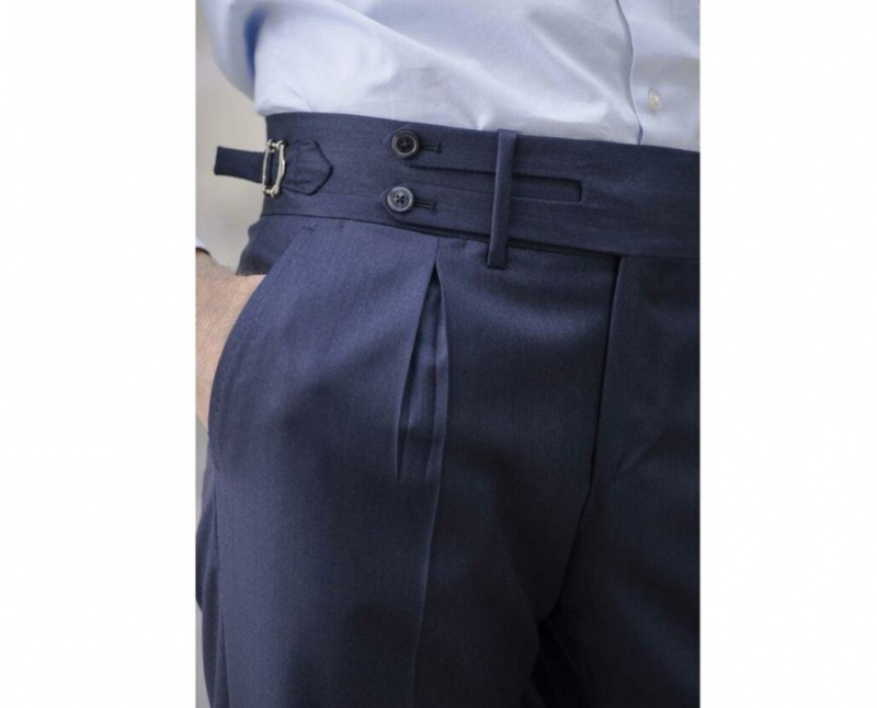 Bolsos oblíquos típicos em um par atípico de calças estilo napolitano.
