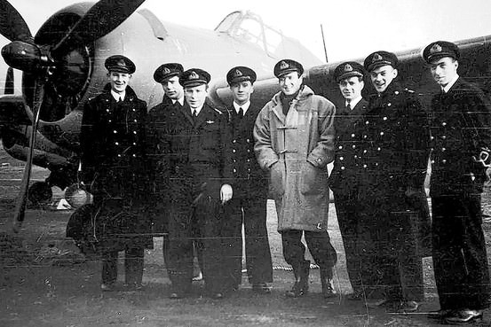 David van Epps, en duffel coat, avec des membres du 894 Royal Naval Air Squadron. Lui et d