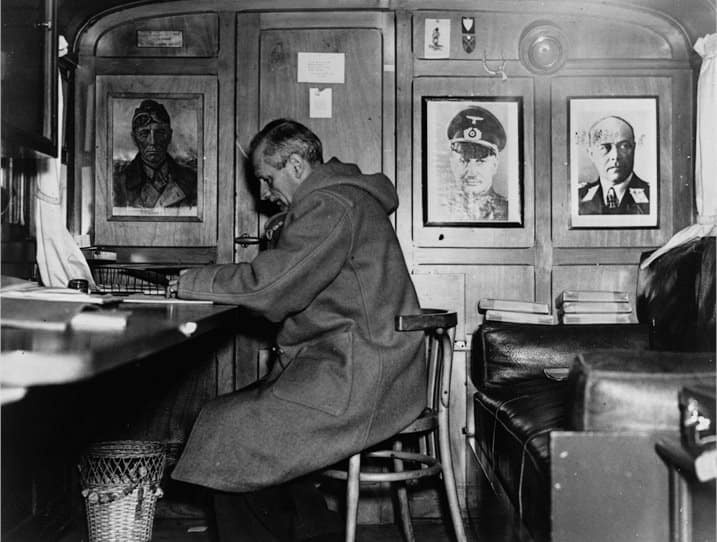 Monty Bernard L. Montgomery en Duffle Coat pendant la Seconde Guerre mondiale