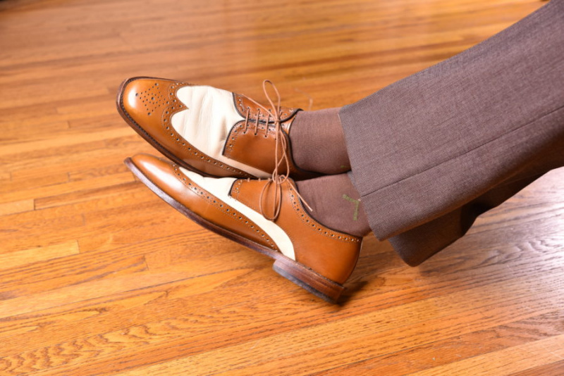 sapatos de derby espectador ponta de asa com meias marrons médias com relógios verdes e creme por fort belvedere com calças marrons