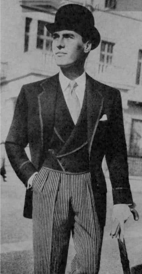 Stresemann ou macacão de passeio com debrum e chapéu-coco preto e colete de abotoamento duplo1950